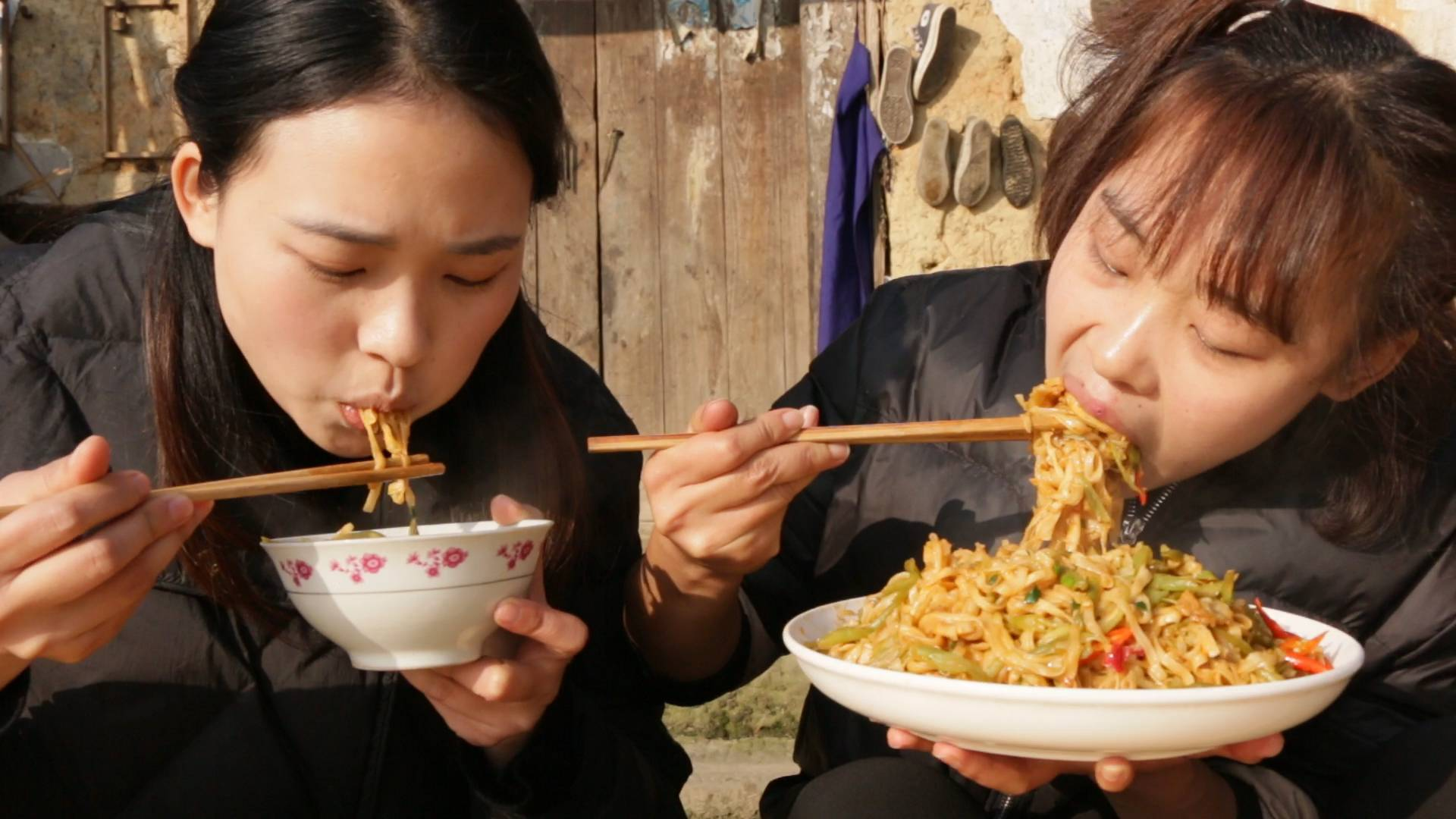 秋妹今天做了豆角焖面,又香又解馋,姐姐一碗不够吃,看得流口水